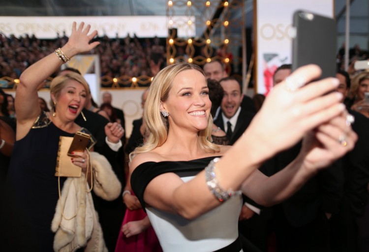 Reese Witherspoon Photobombed