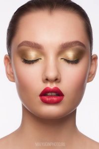 hints of gold - fall makeup trends 2018